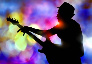 Vahşi heavy rock gitaristi sahnede canlı gitar çalıyor. 