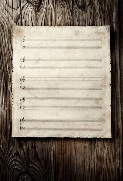 深色木头上的旧钢琴乐谱 上面有空白处 可以作笔记 — 图库照片