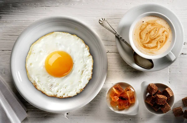 Desayuno Con Huevo Frito Capuchino Sobre Mesa Madera Blanca —  Fotos de Stock