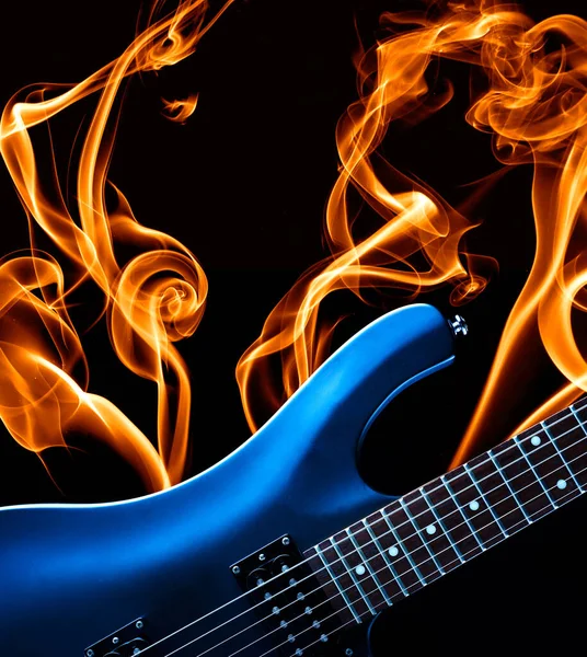 Guitarra Rock Elctric Azul Ardiendo Con Humo Dorado —  Fotos de Stock