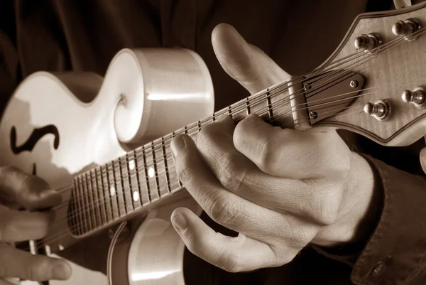 Spelar mandolin, sepia bild — Stockfoto