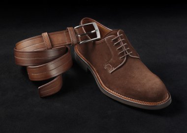 deri kemer ve süet ayakkabı