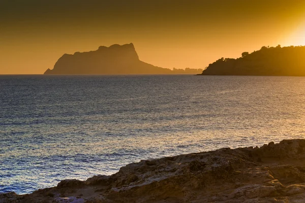 Günbatımında calpe, İspanya — Stok fotoğraf