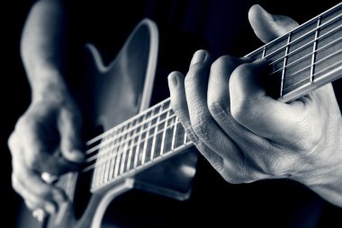 ülke gitar çalmak