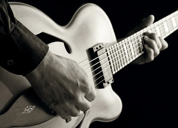 Tocar la guitarra jazz — Foto de Stock