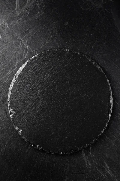 Чорний круглий шифер на фоні солі — стокове фото