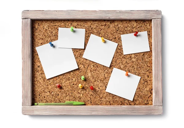 Corkboard z notes i długopis — Zdjęcie stockowe