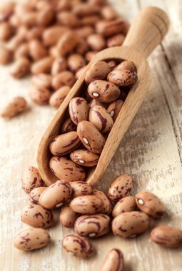 mutfak masasının üzerinde fasulye