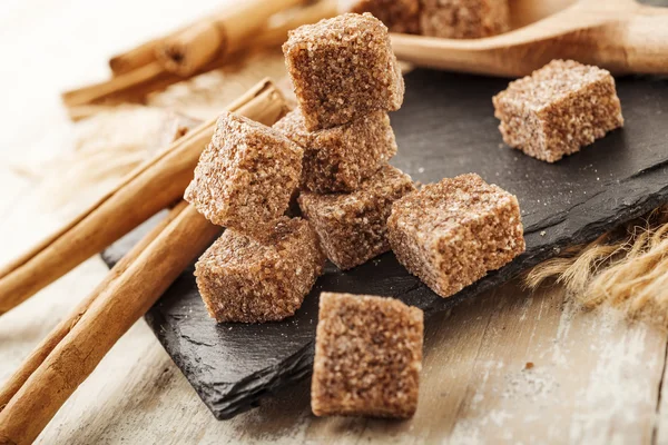 Bio-Würfel mit braunem Zucker — Stockfoto