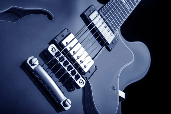 Guitare elcectrique sur bleu — Photo