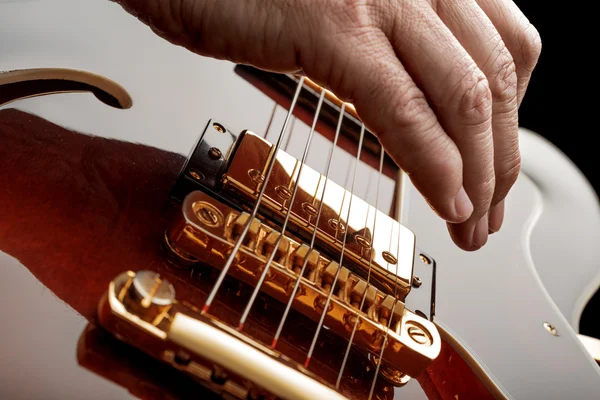 Mano tocando guitarra — Foto de Stock