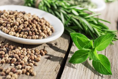 taze kekik, karabiber ve biberiye