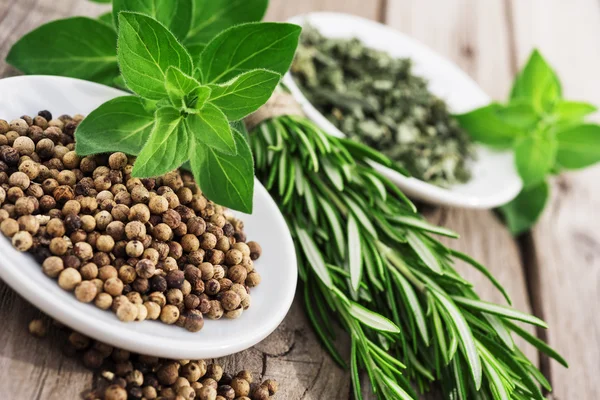 Oregano, rosmarin och vita pepparkorn — Stockfoto