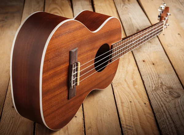 Ukulele tenor em ripas de madeira — Fotografia de Stock