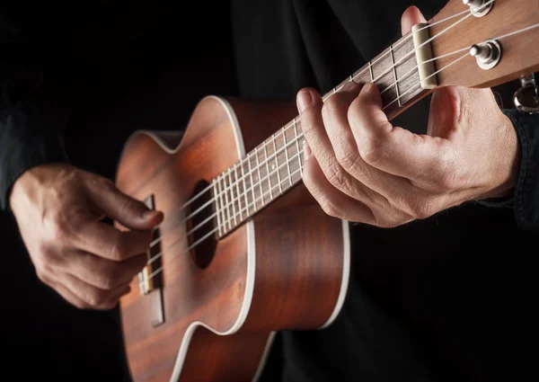 Playing hawaiian ukulele — Stock Photo, Image