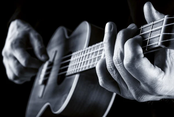 Ukulele spielen auf blau — Stockfoto