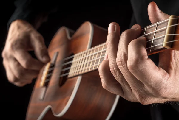 Mani che giocano ukulele — Foto Stock