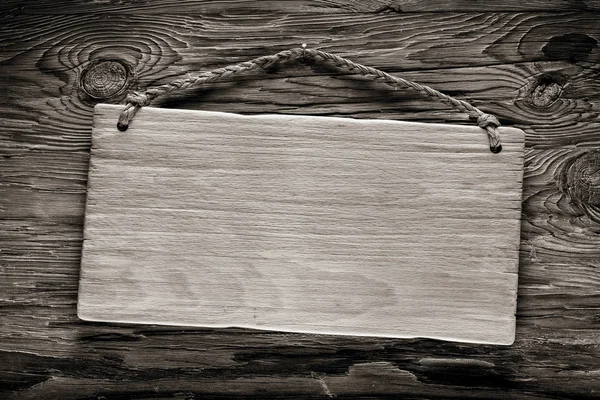 Helles Holzschild auf dunklem Holz — Stockfoto