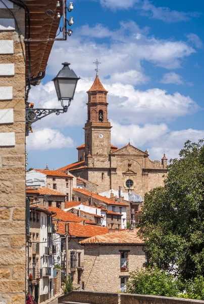 Kirkko ja campanile pienessä kylässä, Espanja — kuvapankkivalokuva