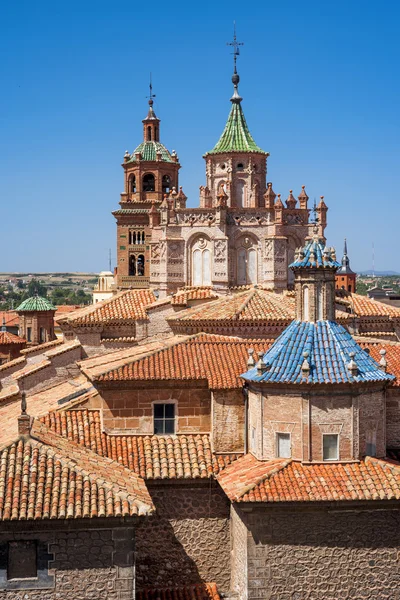 Башни и крыши Теруэльского собора, Испания — стоковое фото