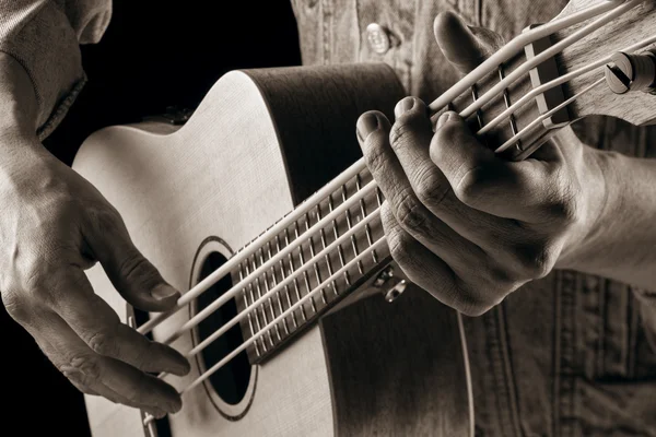 Spela ukulele bas, sepia bild — Stockfoto