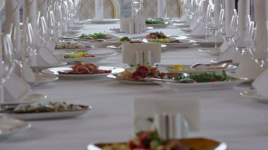 Tablo lokantada bulaşık sırası