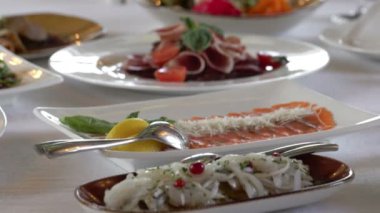 Tablo lokantada bulaşık sırası