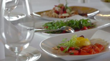 Tablo lokantada bulaşık sırası