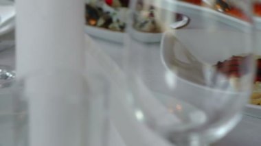 Tablo lokantada bulaşık sırası