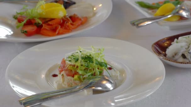 Блюда на столе в ресторане — стоковое видео