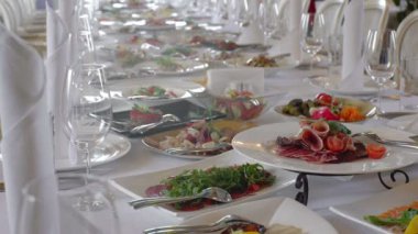 Tablo lokantada bulaşık sırası