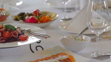 Tablo lokantada bulaşık sırası