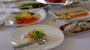 Tablo lokantada bulaşık sırası