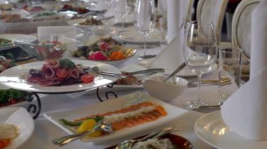 Tablo lokantada bulaşık sırası