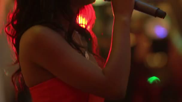 Une soirée karaoké. Beauté filles avec un microphone chantant et dansant 