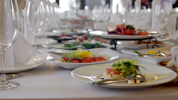 Platos sobre la mesa en un restaurante — Vídeos de Stock