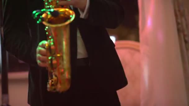 Saxofone instrumento de música clássica saxofonista com saxofone alto — Vídeo de Stock