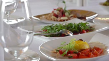 Tablo lokantada bulaşık sırası