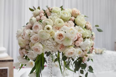 Lüks bir düğün resepsiyonunda masa ayarı.