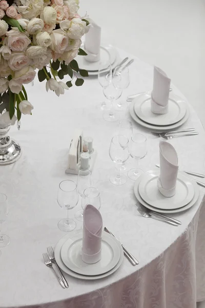 Cenário de mesa em uma recepção de casamento de luxo — Fotografia de Stock