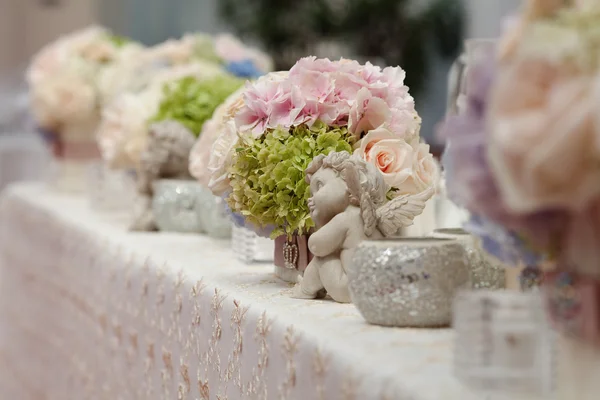 Mooie bloemen op tafel in huwelijksdag. Luxe vakantie achtergrond. — Stockfoto