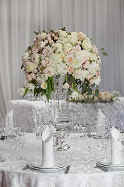 Cenário de mesa em uma recepção de casamento de luxo — Fotografia de Stock