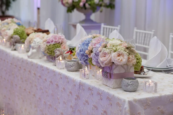 豪華な結婚式のレセプションでのテーブルセッティング — ストック写真