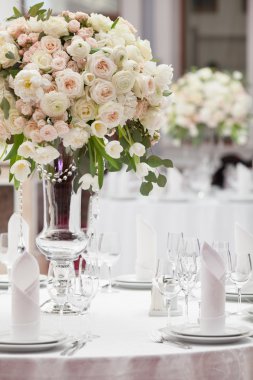 Düğün günü masaya güzel çiçek. Lüks tatil arka plan.