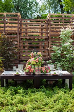 Düğün günü masaya güzel çiçek. Lüks tatil arka plan.