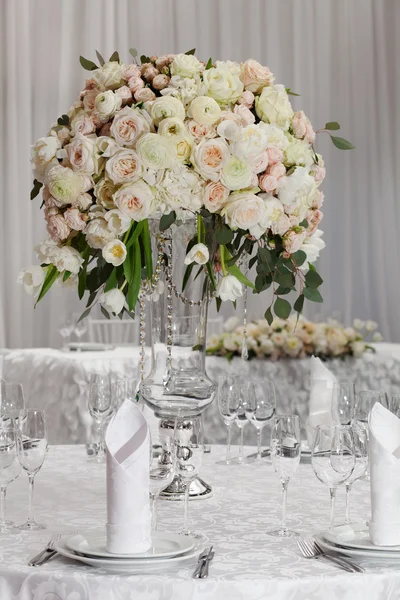 Lindas flores na mesa no dia do casamento. Fundo de férias de luxo . — Fotografia de Stock