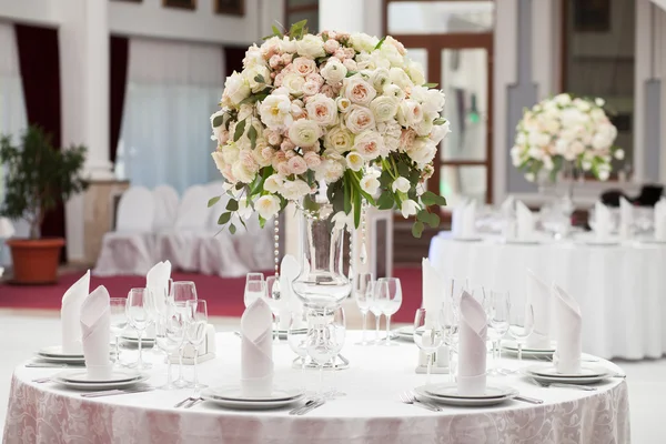 Όμορφα λουλούδια σε τραπέζι στην ημέρα του γάμου. Πολυτελή Ενοικιαζόμενα φόντο. — Φωτογραφία Αρχείου