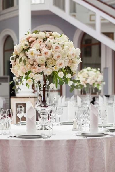 Όμορφα λουλούδια σε τραπέζι στην ημέρα του γάμου. Πολυτελή Ενοικιαζόμενα φόντο. — Φωτογραφία Αρχείου