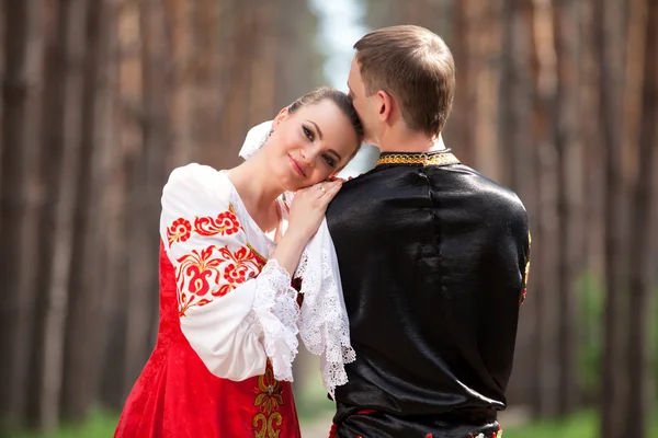 Uomo e donna in abiti nazionali russi — Foto Stock