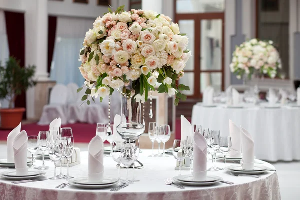 結婚式の日のテーブルのお花がきれい。贅沢な休日の背景. — ストック写真